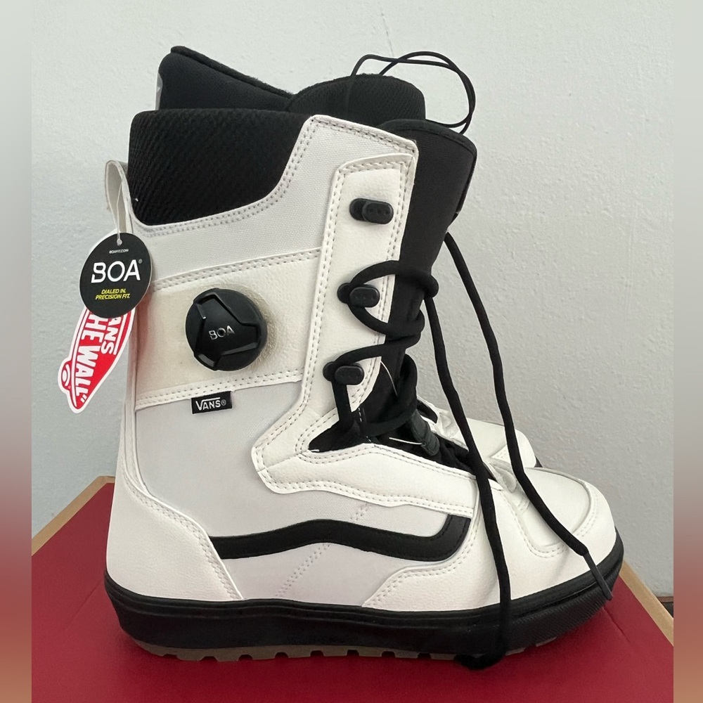 Snowboard boots Vans Invado OG Sz 11. Bone/black NWT brand new